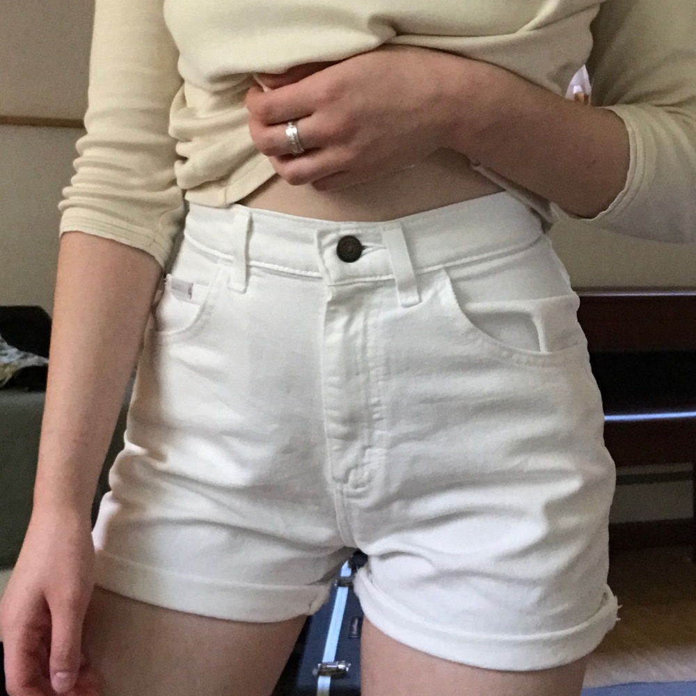 **SOLD ON DEPOP**Vintage White High-waisted shorts - Picture 2 of 7
